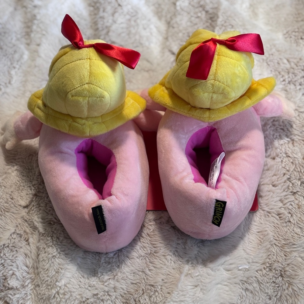 The Grinch Cindy Lou Who Women’s Slippers in XS/S - Picture 2 of 3